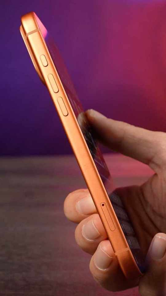 En Europe, l'iPhone 17 Pro Max a un emplacement Nano SIM. Sa présence retire quelques centimètres cube à la batterie.  // Source : Alfred Tertrais - Numerama