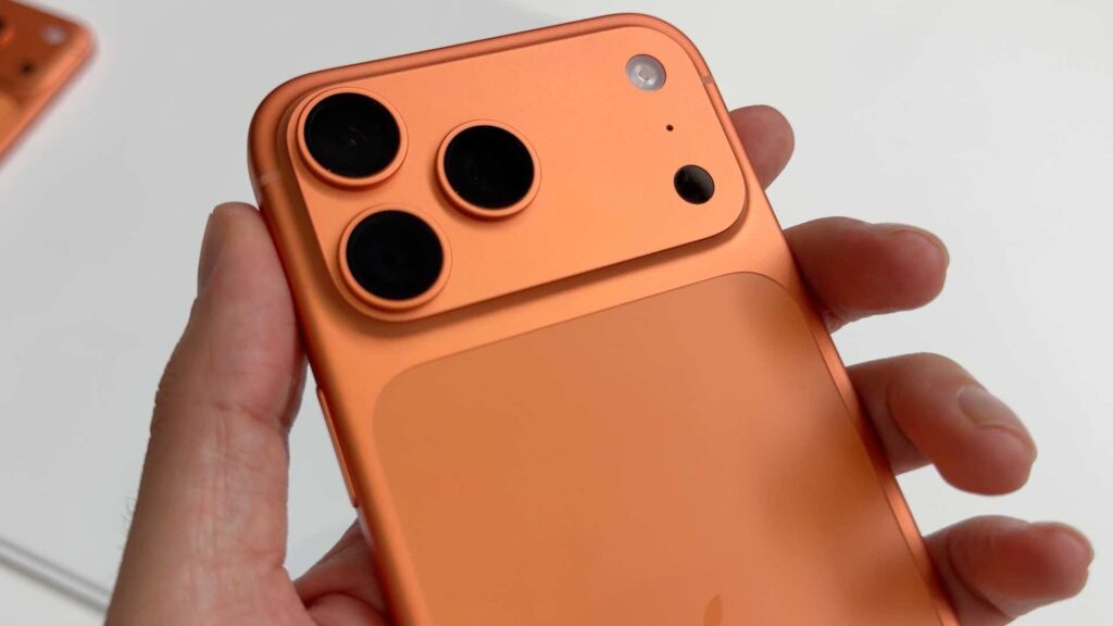 Le nouveau module caméra de l'iPhone 17 Pro est en aluminium. C'est beaucoup mieux qu'avant !  // Source : Numerama