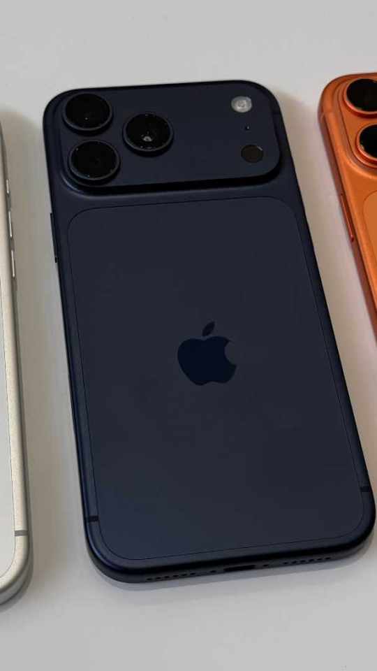 Les trois couleurs des iPhone 17 Pro. // Source : Numerama