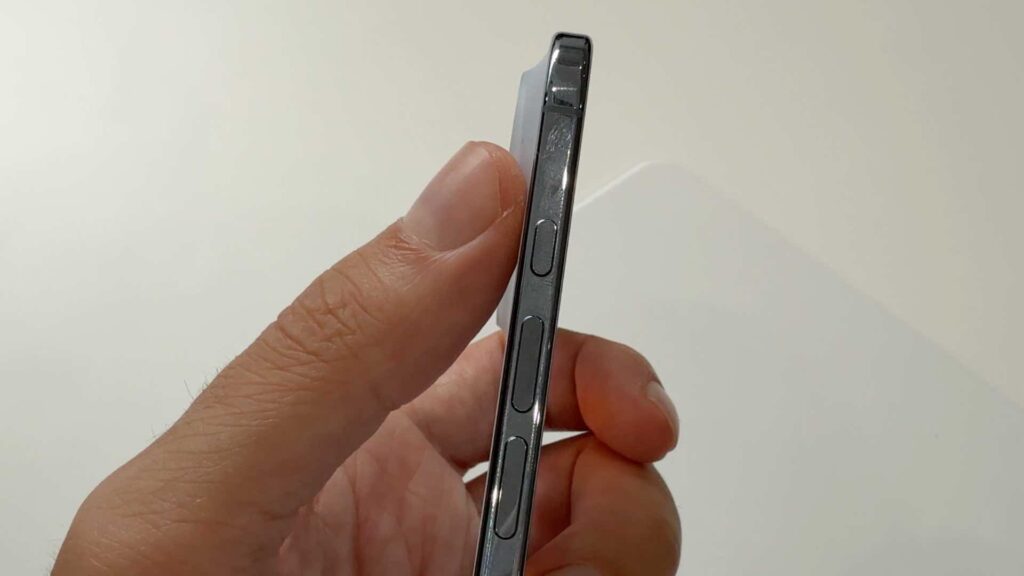 La finesse de l'iPhone Air sur le côté, avec des boutons spécialement amincis. // Source : Numerama La finesse de l'iPhone Air sur le côté, avec des boutons spécialement amincis. // Source : Numerama