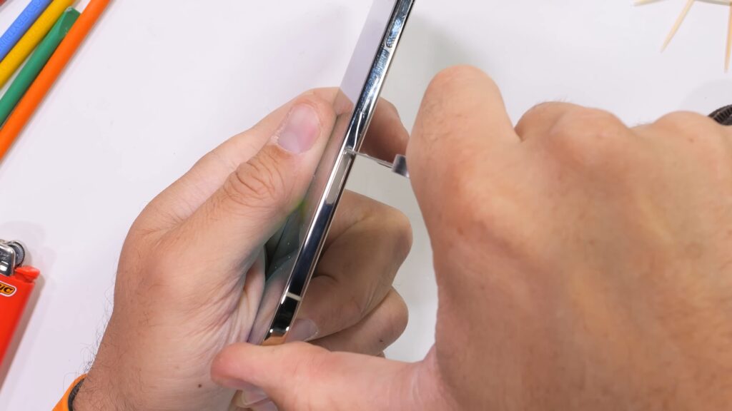 Adieu l'aspect brillant de l'iPhone Air : JerryRigEverything le torture.