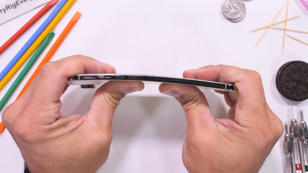L'iPhone Air se tord un peu si on force beaucoup, mais revient toujours plat.