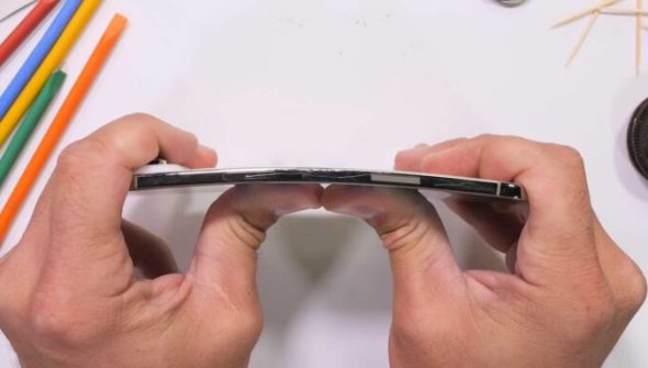 iPhone Air bendgate. // Source : JerryRigEverything