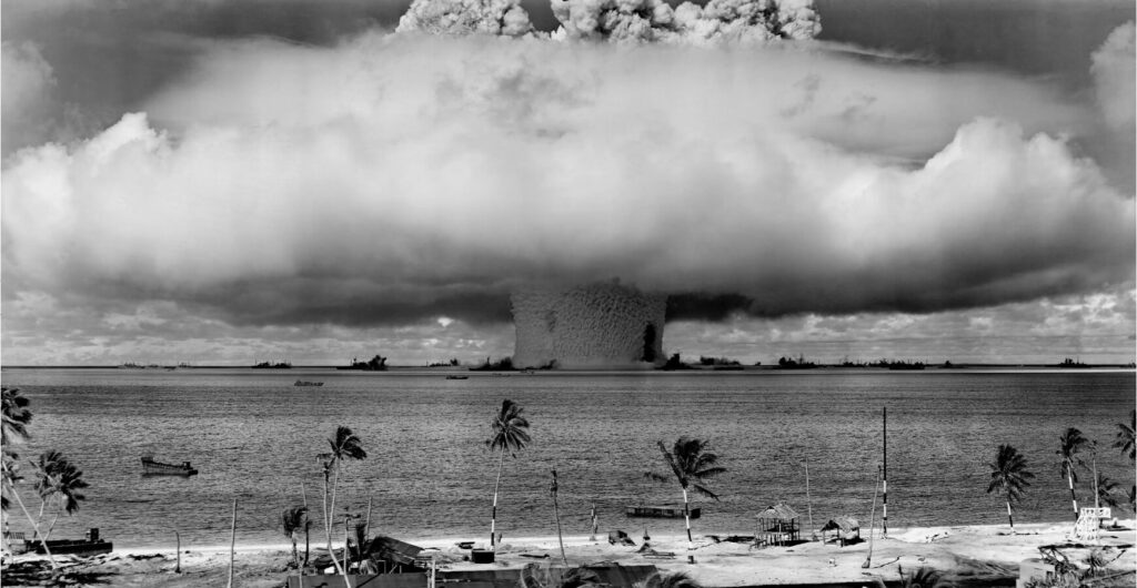 L’explosion__Baker_,_suite_à_l’opération_Crossroads,_un_essai_nucléaire_de_l’armée_américaine_sur_l’atoll_de_Bikini,_Micronesia,_le_25_juillet_1946 L’explosion__Baker_,_suite_à_l’opération_Crossroads,_un_essai_nucléaire_de_l’armée_américaine_sur_l’atoll_de_Bikini,_Micronesia,_le_25_juillet_1946
