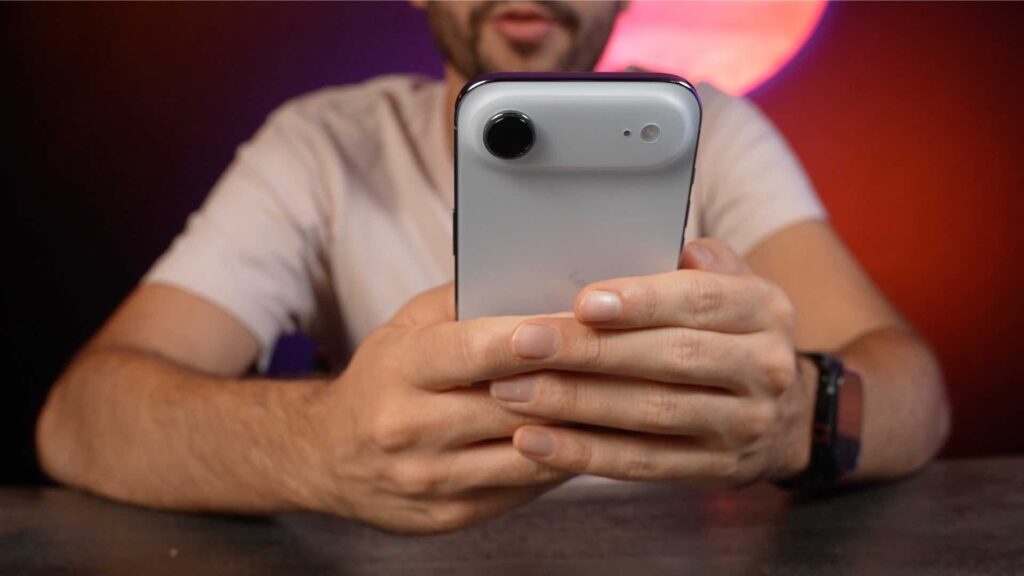 L'iPhone Air en main.