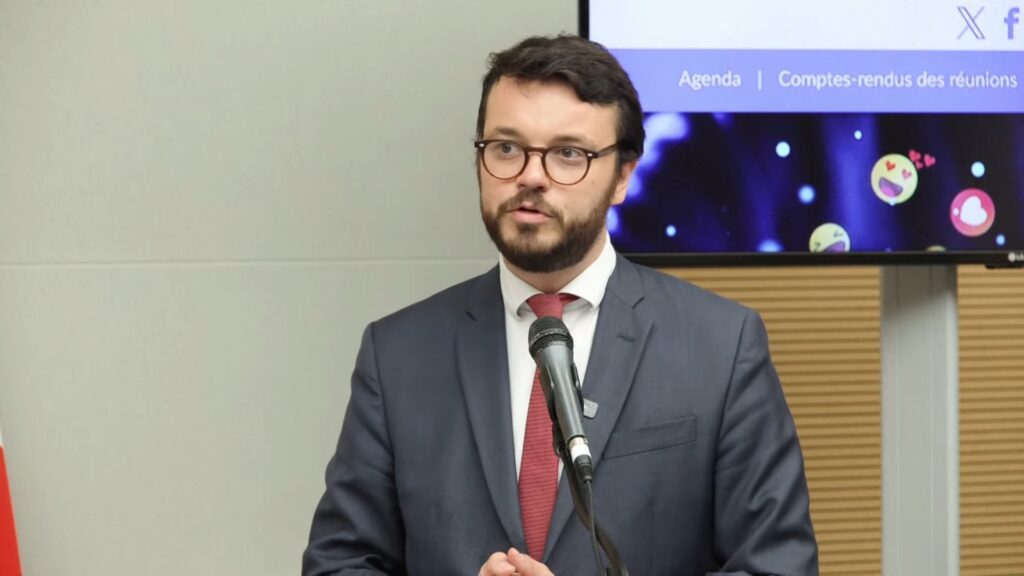 Arthur Delaporte lors de la présentation du rapport de la commission TikTok ce jeudi 11 septembre // Source : AFP via YouTube Arthur Delaporte lors de la présentation du rapport de la commission TikTok ce jeudi 11 septembre // Source : AFP via YouTube