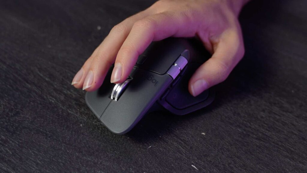 La prise en main de la Logitech MX Master 4 est très agréable. La souris épouse parfaitement la forme de la main. // Source : Numerama
