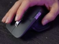 La prise en main de la Logitech MX Master 4 est très agréable. La souris épouse parfaitement la forme de la main. // Source : Numerama