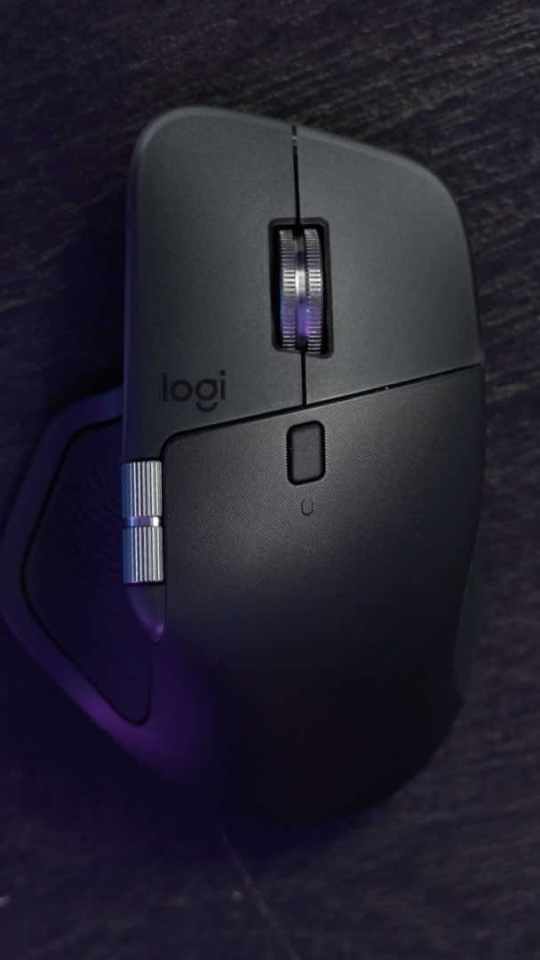 Esthétiquement, la Logitech MX Master 4 est très belle.