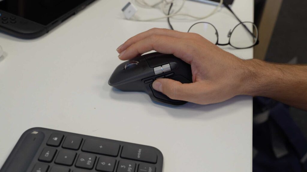 Quand on utilise un logiciel compatible, le pouce vibre. // Source : Numerama Quand on utilise un logiciel compatible, le pouce vibre. // Source : Numerama
