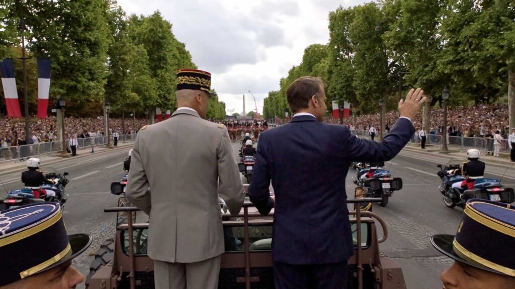 Une grande partie du documentaire se passe ici, derrière le président sur les Champs-Elysées.