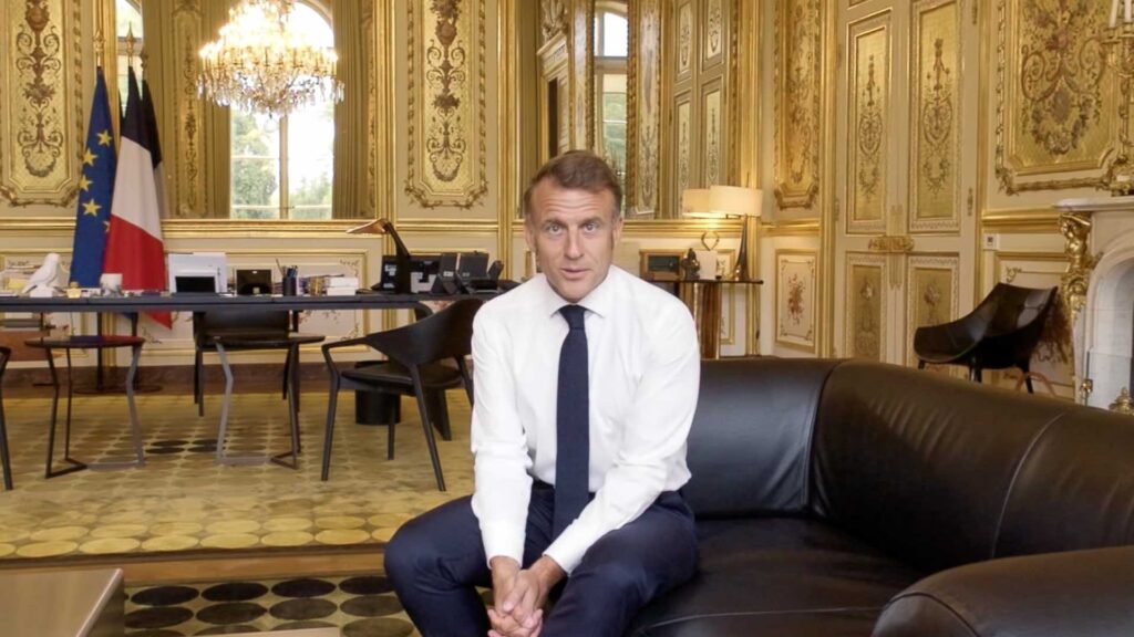 Au début du reportage, Emmanuel Macron s'assoit en face du spectateur et s'adresse à lui.