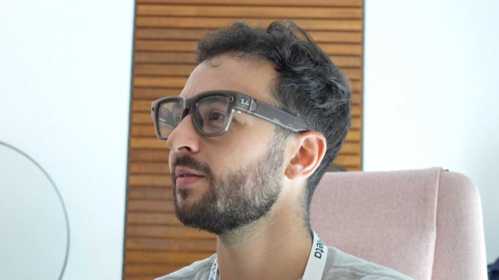 Les branches des Meta Ray-Ban Display sont un peu épaisses, mais le design est relativement normal.