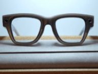 Les Meta Ray-Ban Display et leur boîte de transport totalement pliée.