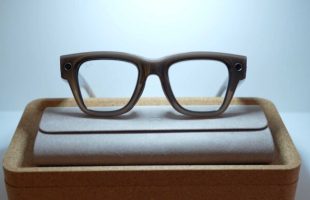 Les Meta Ray-Ban Display et leur boîte de transport totalement pliée. Les Meta Ray-Ban Display et leur boîte de transport totalement pliée.