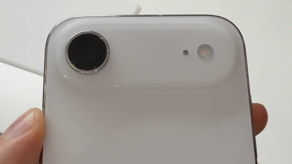 La puce est à droite de l'appareil photo. Tout le bas de l'appareil est dédié à la batterie. // Source : Numerama