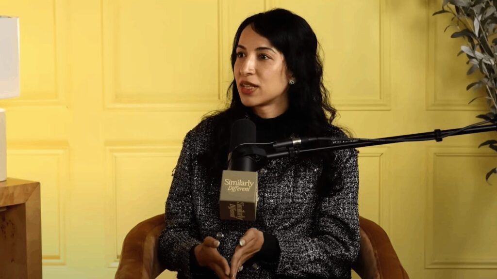 Noor Siddiqui dans le podcast "Similarly Different" le 10 juin 2025 // Source : YouTube/Yanina Oyarzo