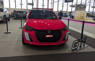 Peugeot e-208 GTi exposée au salon de Lyon  // Source : Raphaelle Baut pour Numerama