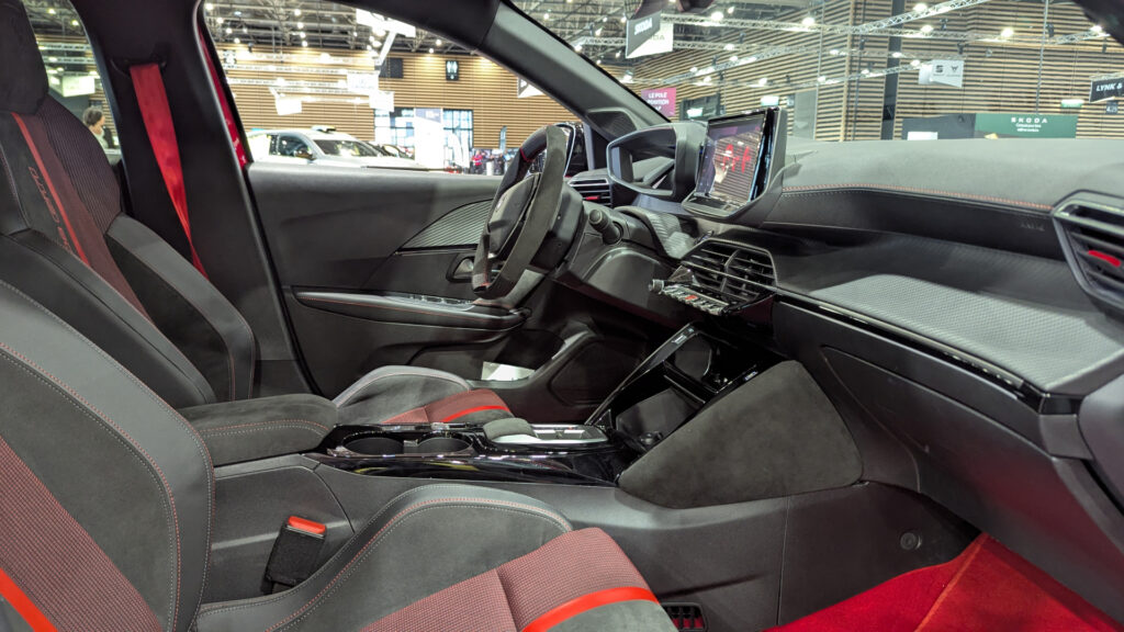 Un intérieur très rouge pour cette e-208 Gti // Source : Raphaelle Baut pour Numerama