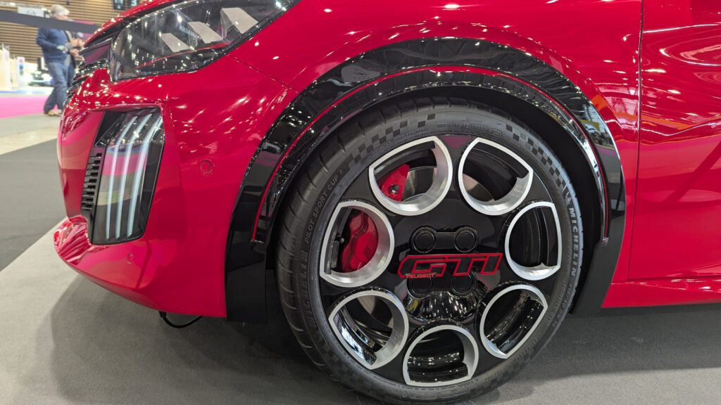 Des jantes et un freinage spécifique pour la Peugeot e-208 GTi // Source : Raphaelle Baut pour Numerama
