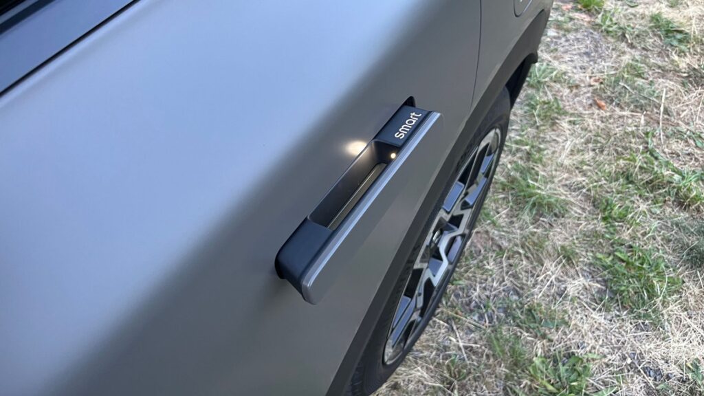 Une poignée de porte de la Smart #5 // Source : Robin San Vicente pour Numerama Une poignée de porte de la Smart #5 // Source : Robin San Vicente pour Numerama