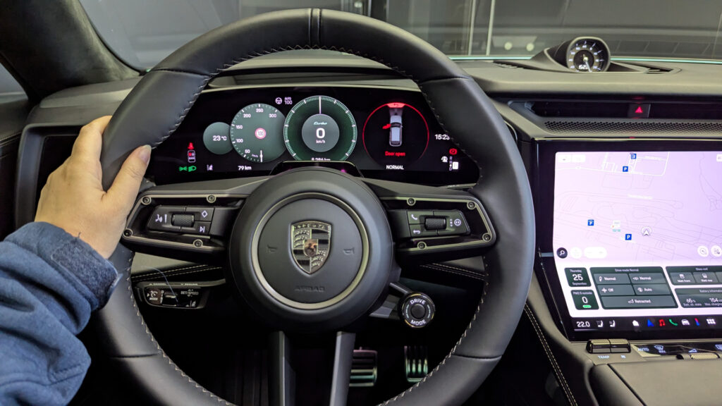 Au volant du futur Porsche Cayenne Electric // Source : Raphaelle Baut pour Numerama