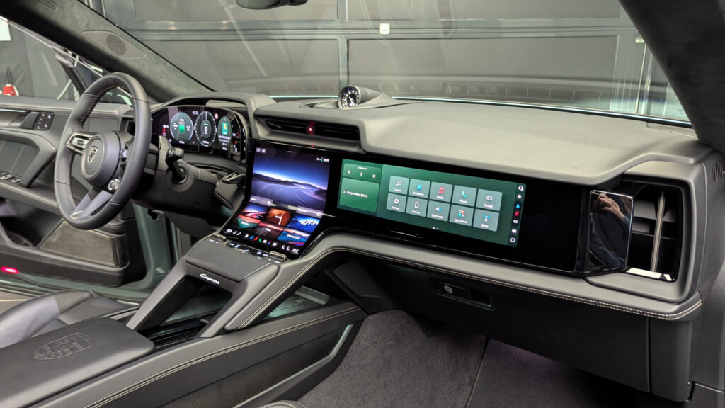 Porsche Cayenne et son écran Flow Display // Source : Raphaelle Baut pour Numerama