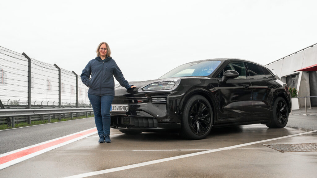 Porsche Cayenne Electric au centre Porsche Leipzig // Source : Porsche