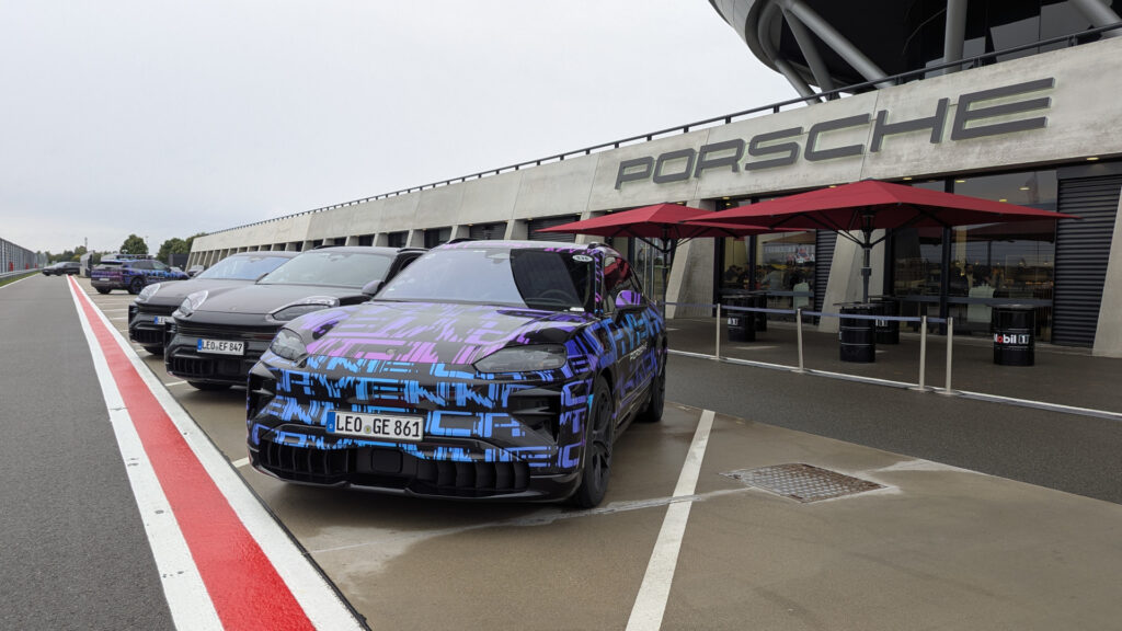 Porsche Cayenne Electric au centre Porsche Leipzig // Source : Raphaelle Baut pour Numerama Porsche Cayenne Electric au centre Porsche Leipzig // Source : Raphaelle Baut pour Numerama