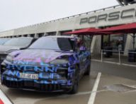 Porsche Cayenne Electric au centre Porsche Leipzig // Source : Raphaelle Baut pour Numerama