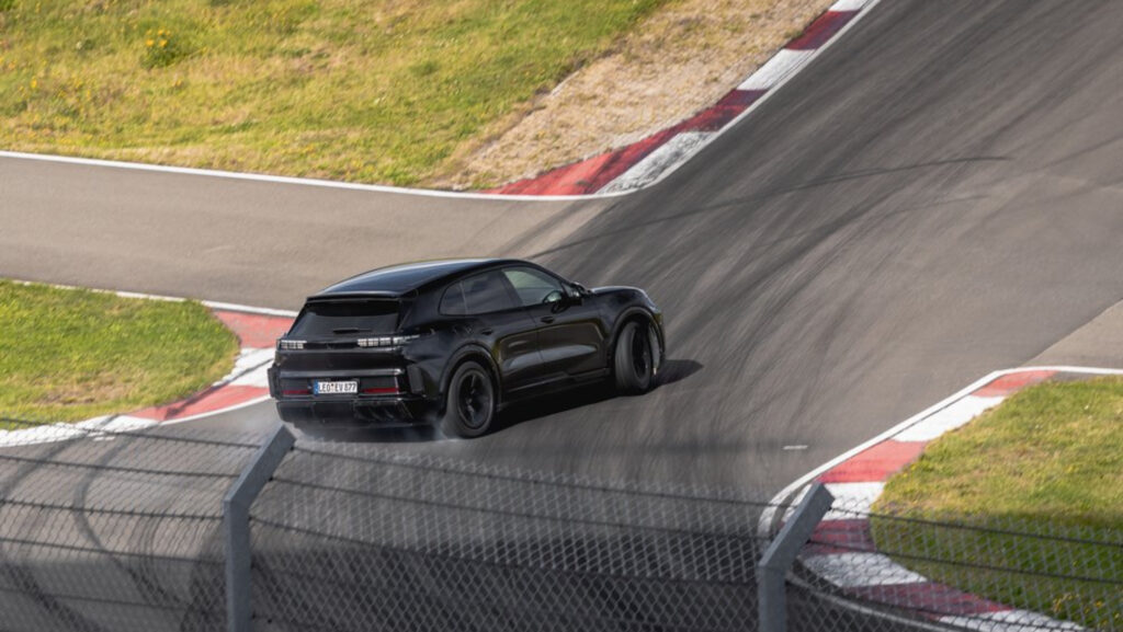 Un Porsche Cayenne à l'attaque  // Source : Porsche 