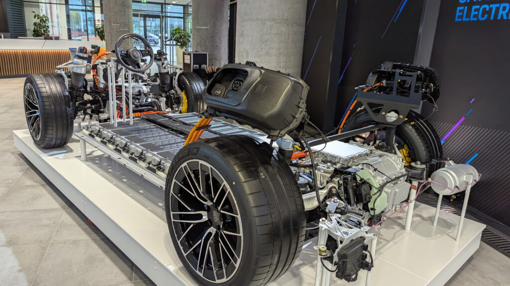 Plateforme du nouveau Porsche Cayenne Electric // Source : Raphaelle Baut pour Numerama
