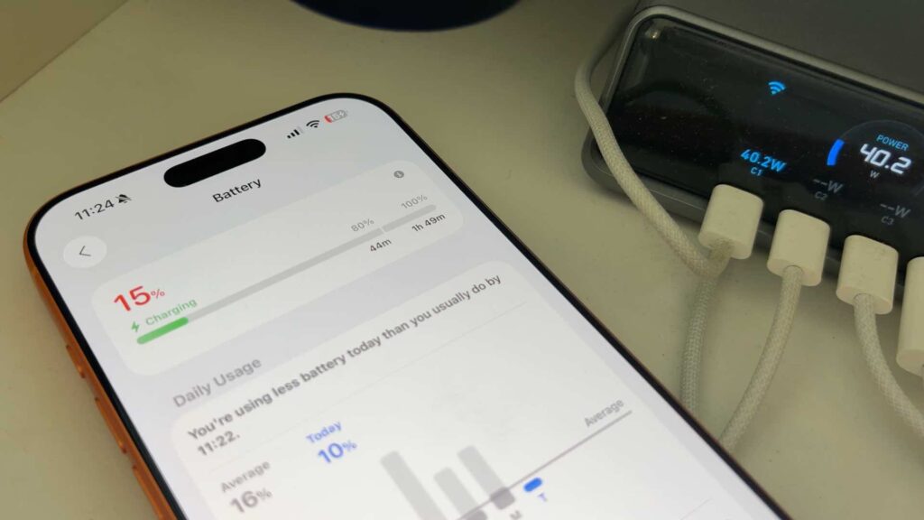 Un iPhone 17 Pro Max pique à 40 W, mais redescend vite puis refroidit vers 80%. // Source : Alfred Tertrais - Numerama