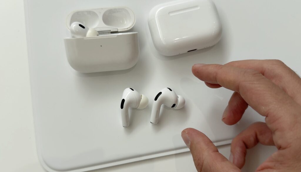 Les AirPods Pro 2 (gauche) et AirPods Pro 3 (droite) sont tous les deux éligibles à Live Translate. Les AirPods Pro 2 (gauche) et AirPods Pro 3 (droite) sont tous les deux éligibles à Live Translate.