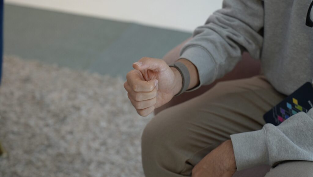 Pour naviguer, il faut serrer son poing et l'utiliser comme une surface tactile avec son pouce.