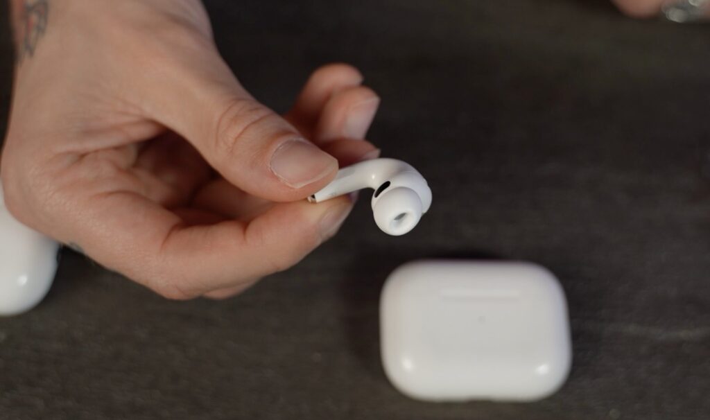 Les AirPods Pro 3 (en noir, il s'agit du capteur de fréquence cardique).