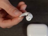Les AirPods Pro 3 (en noir, il s'agit du capteur de fréquence cardique).