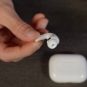 Les AirPods Pro 3 (en noir, il s'agit du capteur de fréquence cardique).