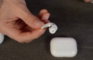 Les AirPods Pro 3 (en noir, il s'agit du capteur de fréquence cardique).