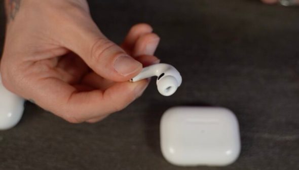 Les AirPods Pro 3 (en noir, il s'agit du capteur de fréquence cardique).