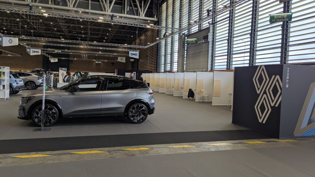 Le stand Renault a prévu de nombreux box pour vendre ses modèles // Source : Raphaelle Baut pour Numerama