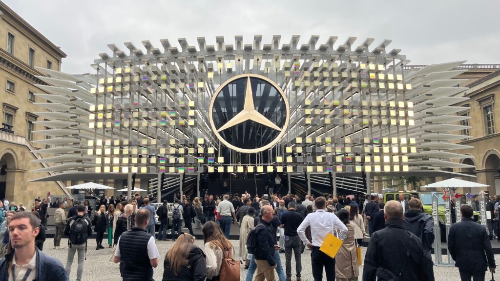 Les constructeurs allemands mettent le paquet pour leur stand au salon IAA de Munich // Source : Robin San Vicente pour Numerama