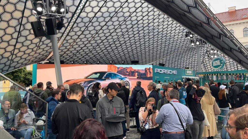 Les constructeurs allemands mettent le paquet pour leur stand au salon IAA de Munich // Source : Robin San Vicente pour Numerama
