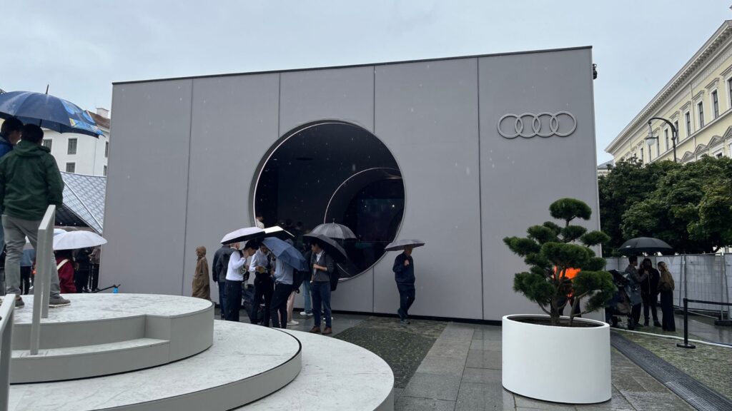 Les constructeurs allemands mettent le paquet pour leur stand au salon IAA de Munich // Source : Robin San Vicente pour Numerama