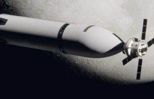 Vue d'artiste du vaisseau Orion amarré au HLS. ©SpaceX