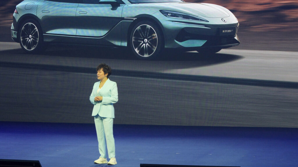 Discours de Stella Li à l'IAA Munich 2025 // Source : BYD Discours de Stella Li à l'IAA Munich 2025 // Source : BYD