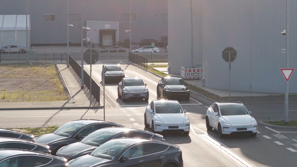 Le Tesla Model Y roule en totale autonomie avec le FSD à la Gigafactory de Berlin // Source : Tesla AI Le Tesla Model Y roule en totale autonomie avec le FSD à la Gigafactory de Berlin // Source : Tesla AI