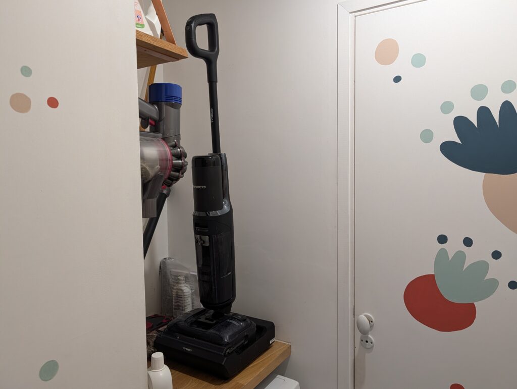 Il vous faudra une pièce fermée avec une prise pour accueillir le Tineco Floor One S7 Stretch Ultra sur sa base bruyante // Source : Julien Cadot pour Numerama