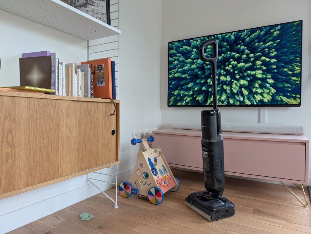Tineco Floor One S7 Stretch Ultra, la bête dans son environnement naturel // Source : Julien Cadot pour Numerama