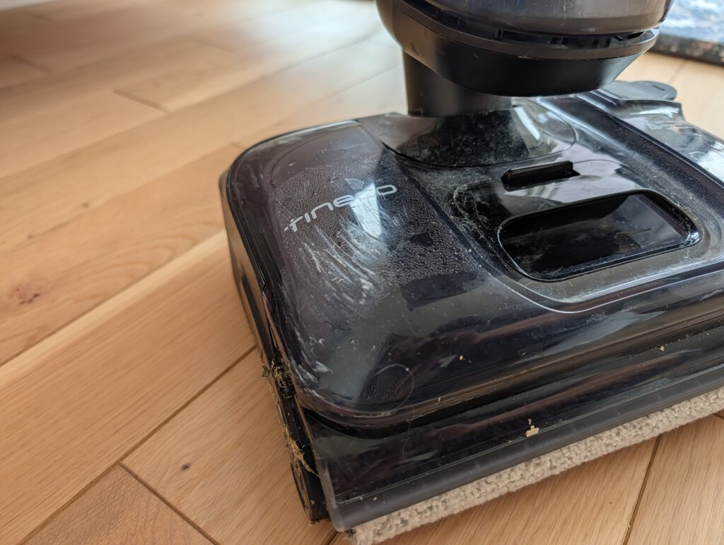 La tête épaisse du Tineco Floor One S7 finit par se rayer à force de passer sous les meubles trop bas // Source : Julien Cadot pour Numerama